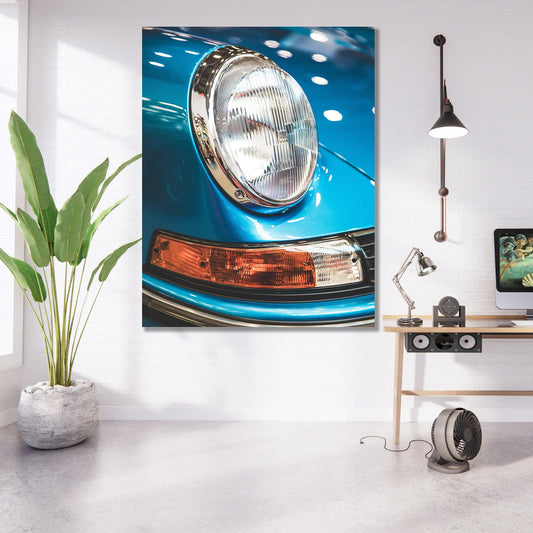 Tablou canvas cu un Porsche de epocă albastru, vedere laterală, parcat pe o stradă pavată, sub un cer senin.